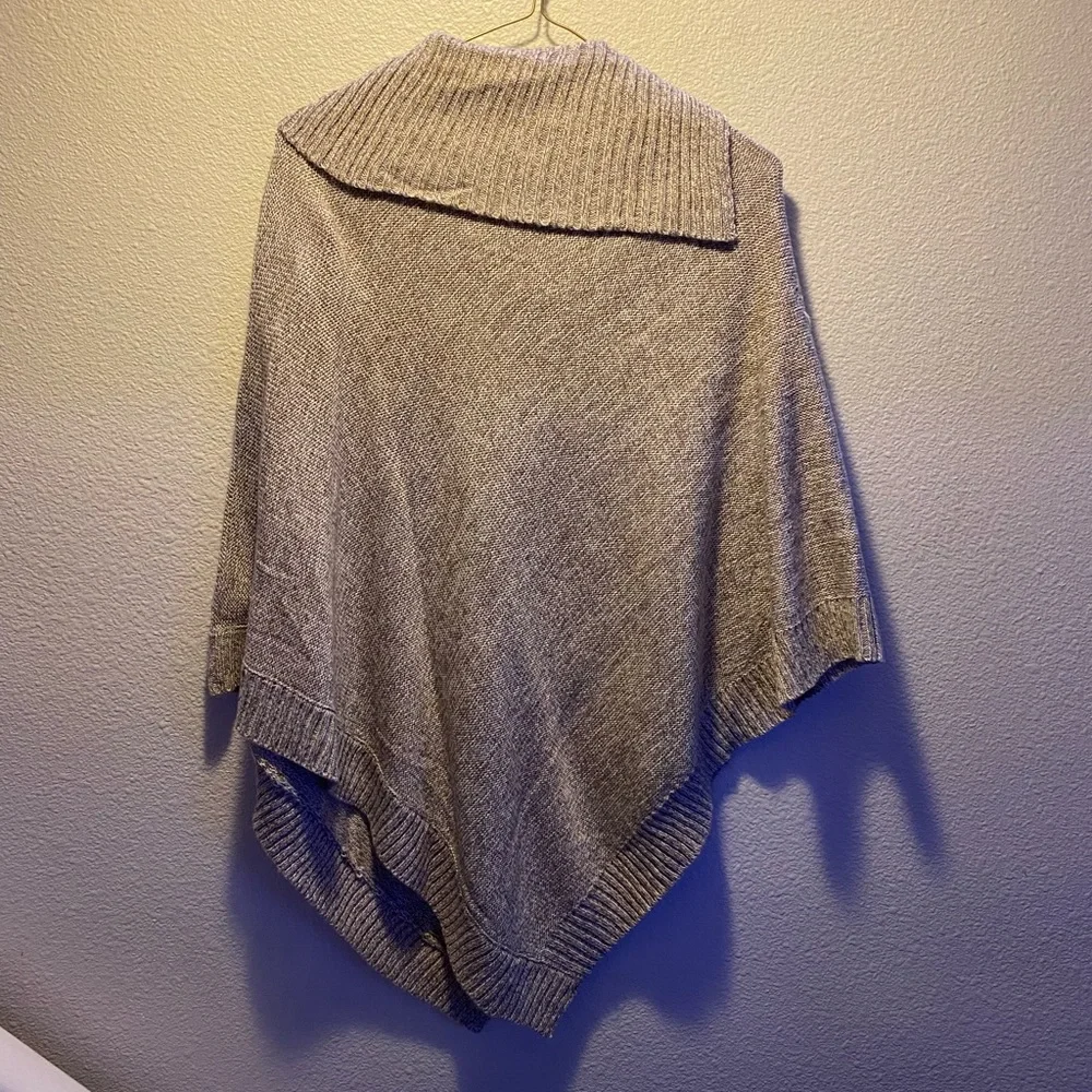 Karen Scott, woman’s poncho - Picture 2 of 3